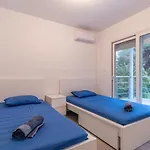 别墅 Marvelous, Secluded W/ 3 Bedroom , Pool & Garden, Kavos 伊斯米亚