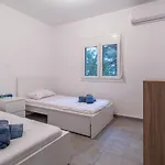 Marvelous, Secluded W/ 3 Bedroom , Pool & Garden, Kavos 伊斯米亚