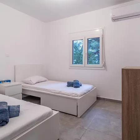 Marvelous, Secluded W/ 3 Bedroom , Pool & Garden, Kavos Ίσθμια