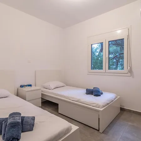 Marvelous, Secluded W/ 3 Bedroom , Pool & Garden, Kavos וילה