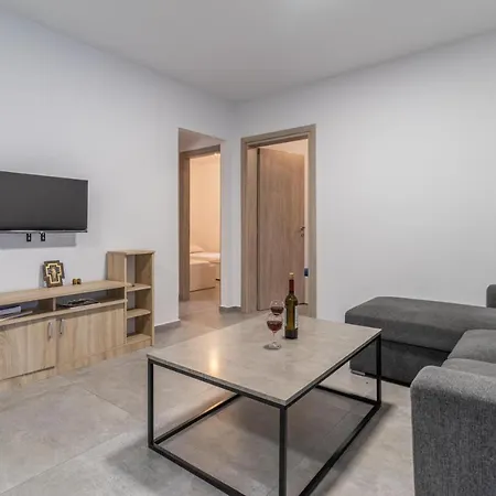 Marvelous, Secluded W/ 3 Bedroom , Pool & Garden, Kavos * איסטמיה