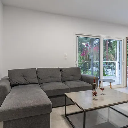 Marvelous, Secluded W/ 3 Bedroom , Pool & Garden, Kavos וילה