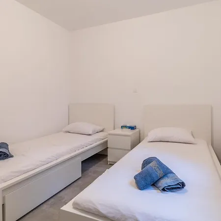 Marvelous, Secluded W/ 3 Bedroom , Pool & Garden, Kavos איסטמיה