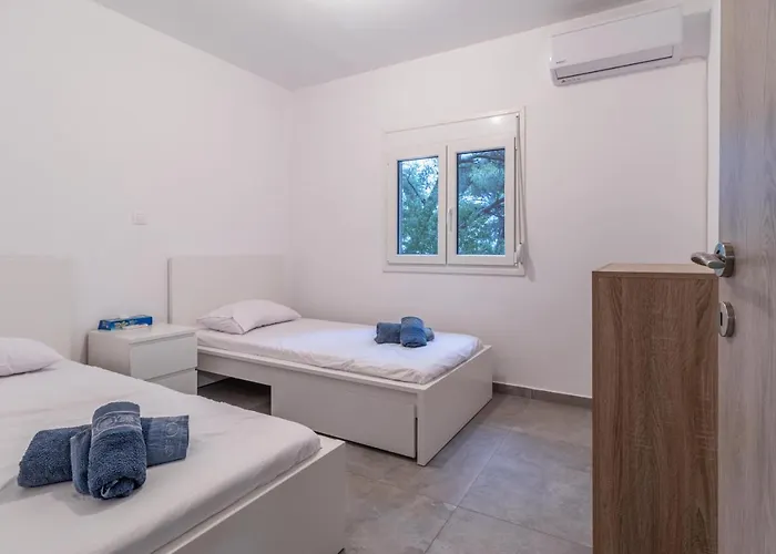 Marvelous, Secluded W/ 3 Bedroom , Pool & Garden, Kavos Isthmia