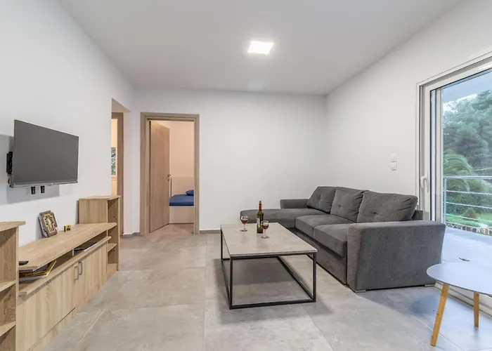 Vila Marvelous, Secluded W/ 3 Bedroom , Pool & Garden, Kavos *