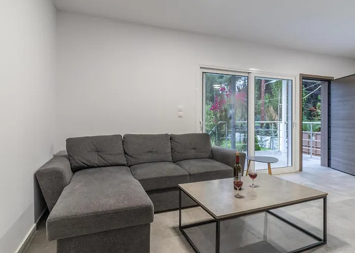 Marvelous, Secluded W/ 3 Bedroom , Pool & Garden, Kavos فيلة